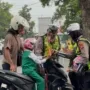 Operasi Keselamatan Semeru Polres Ponorogo Beri Hadian Helm dan Cokelat Pengendara Tertib