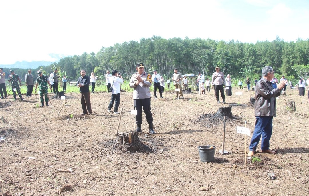 Polres Bondowoso Turut Tanam 1.000 Pohon Gerakan Sedekah Oksigen HPN 2026
