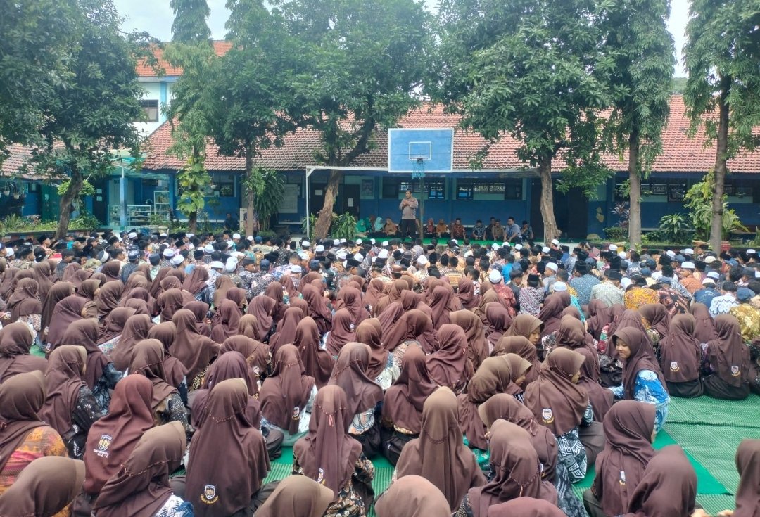 Satbinmas Polres Pasuruan Gelar Istighotsyah dan Penyuluhan Harkamtibmas di SMPN 2 Beji