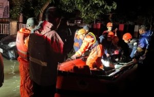 Polres Jember Evakuasi Korban Banjir di Rambipuji Pastikan Bantuan Tersalurkan