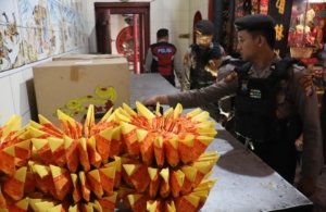 Polres Pelabuhan Tanjungperak Sterilisasi Klenteng Jelang Perayaan Imlek