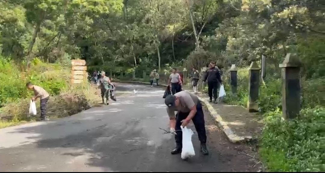 Gerakan Indonesia Asri, Polres Probolinggo Bersih – bersih Lokasi Wisata Bromo