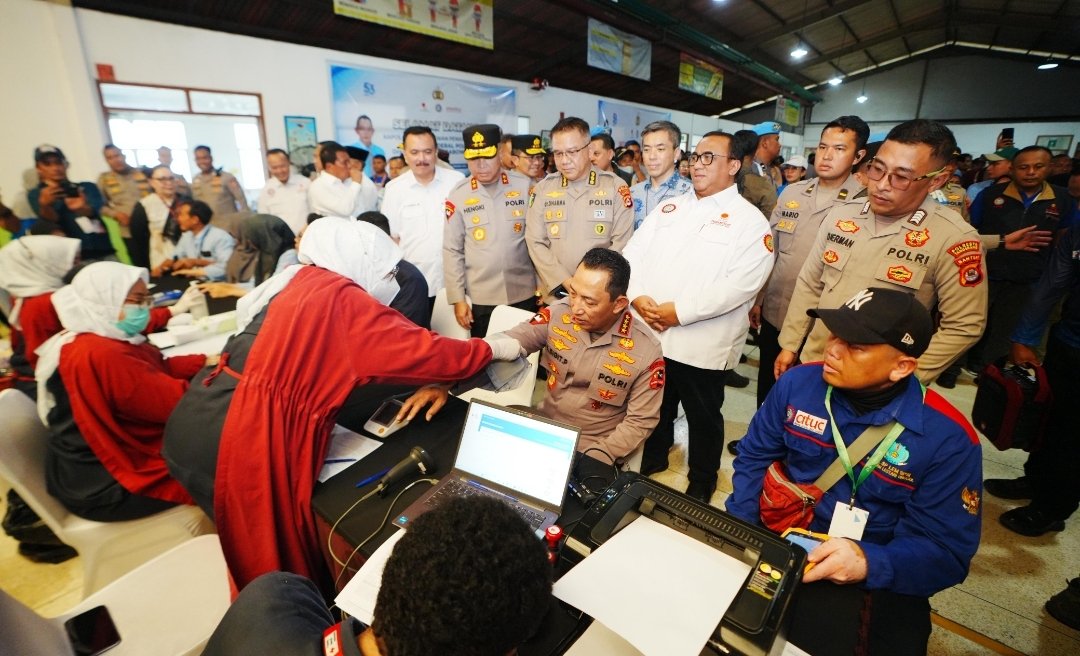 Momen Kapolri Ikut Donor Darah saat Hadiri Baksos HUT ke-53 Buruh KSPSI