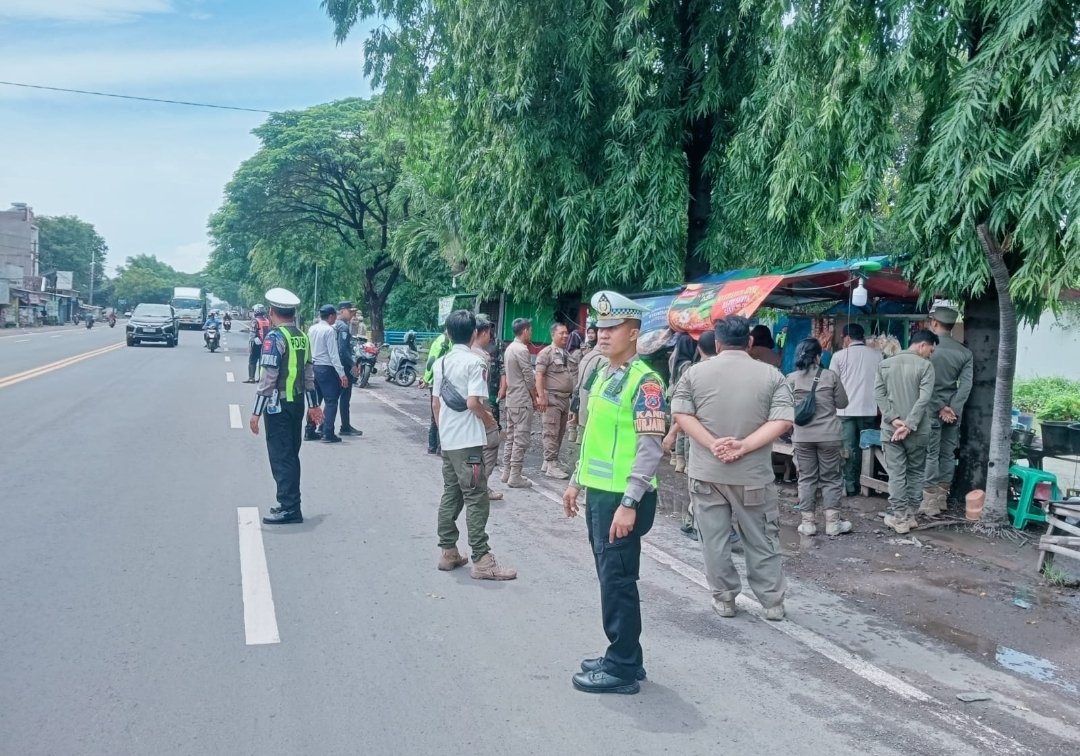 Satlantas Polres Pasuruan Tertibkan PKL dan Parkir Liar di Bundaran Sirkel Gempol 1 Satlantas Polres Pasuruan Tertibkan PKL dan Parkir Liar di Bundaran Sirkel Gempol