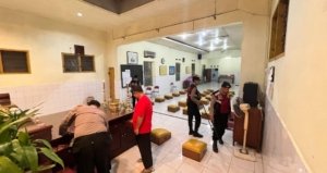 Polres Lumajang Lakukan Sterilisasi Vihara Jelang Perayaan Imlek