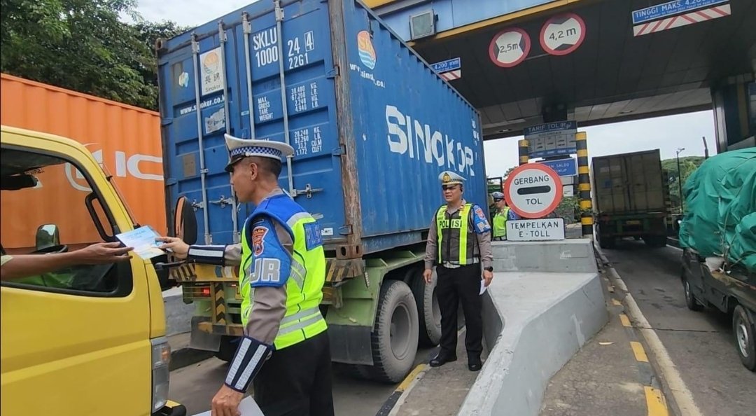 Ditlantas Polda Jatim Tertibkan Penggunaan Lajur Jalan Tol 1 Ditlantas Polda Jatim Tertibkan Penggunaan Lajur Jalan Tol