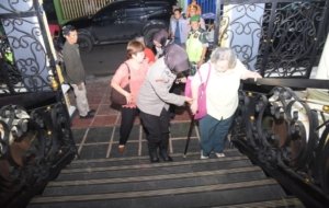 Respon Sigap Polwan Polres Bondowoso Layani Jemaat di Vihara Ariya Maitera