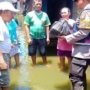 Polresta Sidoarjo Salurkan Bantuan Sembako Untuk Warga Terdampak Banjir di Dusun Dodokan