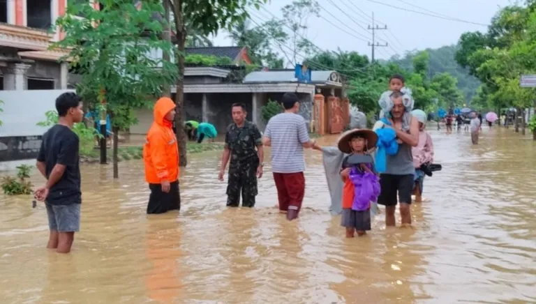 Cuaca Ekstrem Terjang Panggul, Babinsa dan TRC-PB Sigap Amankan Warga Wonocoyo