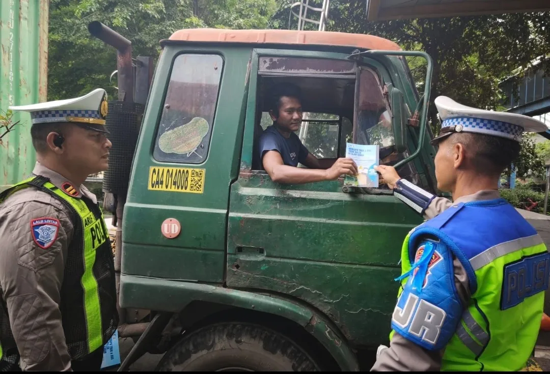 Polda Jatim Tertibkan Truk dan Bus yang Nekat Pakai Lajur Kanan 1 Polda Jatim Tertibkan Truk dan Bus yang Nekat Pakai Lajur Kanan
