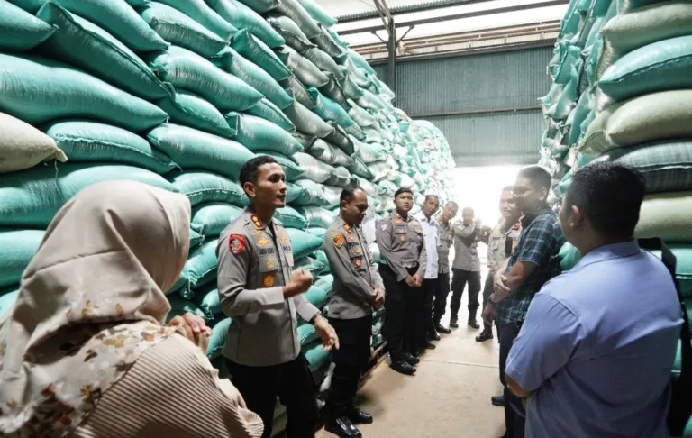 Kapolres Ponorogo Pastikan Keamanan dan Ketersediaan Pangan di Gudang Bulog Cukup