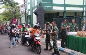 Berbagi Berkah di Bulan Suci, Kodim Tulungagung Tebar Takjil untuk Pengguna Jalan