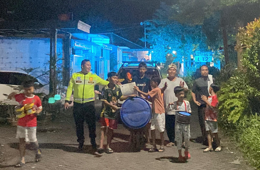 Jaga Kekhusyukan Ramadan, Satlantas Polres Pasuruan Gelar Patroli Sahur dan ‘Gugah-Gugah’ Bareng Warga
