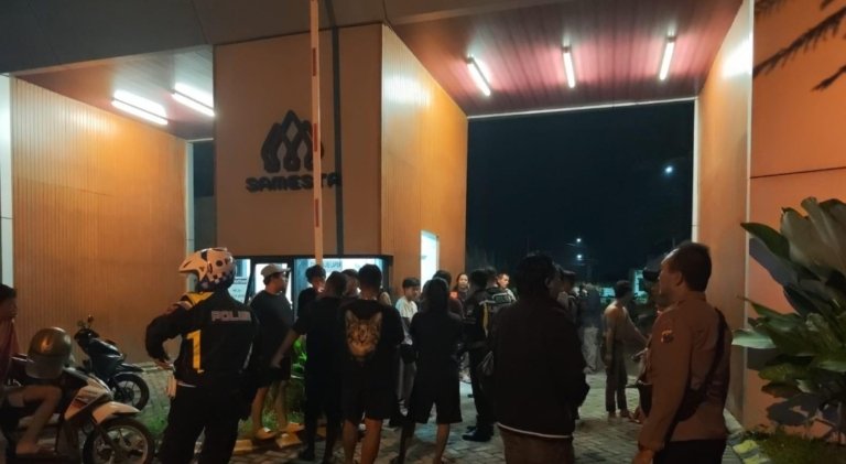 Polres Mojokerto Kota Bersama Warga Gagalkan Perang Sarung