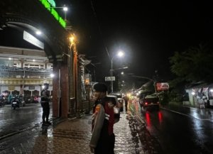 Sat Samapta Polres Pasuruan Amankan Sholat Tarawih di Wilayah Beji, Situasi Aman dan Kondusif