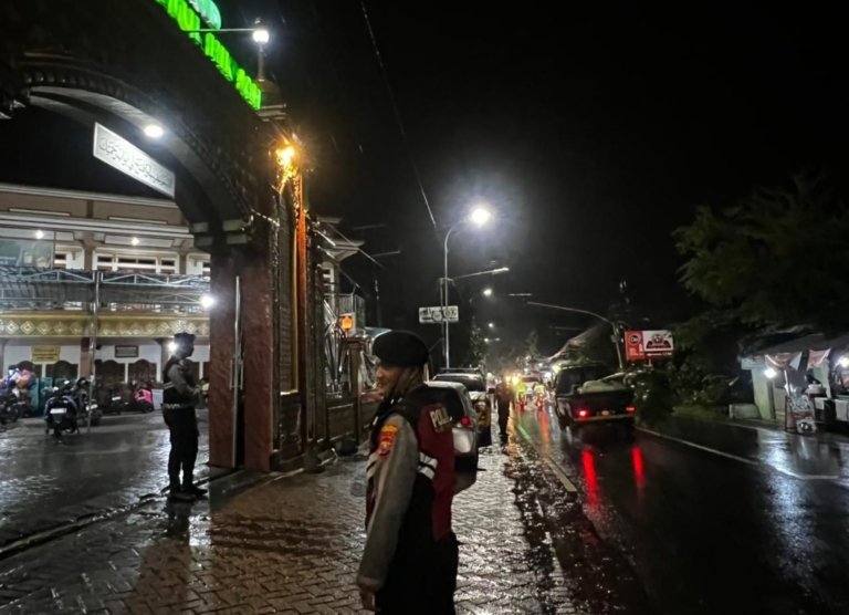 Sat Samapta Polres Pasuruan Amankan Sholat Tarawih di Wilayah Beji, Situasi Aman dan Kondusif