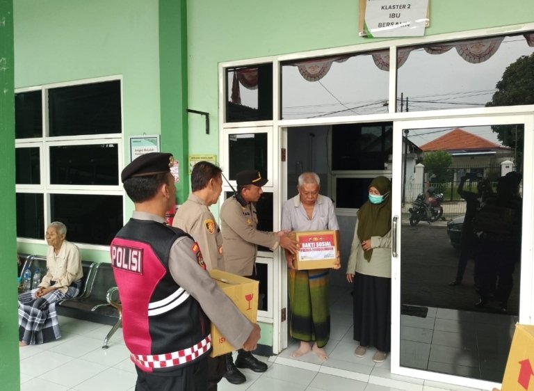 Polres Probolinggo Salurkan Bansos untuk Korban Longsor dan Banjir