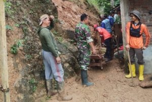 Hujan Deras Sebabkan Longsor di Kampak, Babinsa dan Warga Bersihkan Material