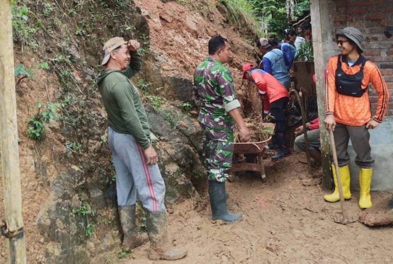 Hujan Deras Sebabkan Longsor di Kampak, Babinsa dan Warga Bersihkan Material