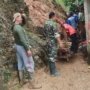 Hujan Deras Sebabkan Longsor di Kampak, Babinsa dan Warga Bersihkan Material
