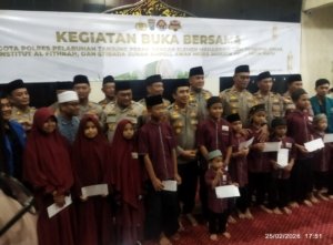 Kapolres Pelabuhan Tanjung Perak Gelar Buka Puasa Bersama Mahasiswa, Awak Media, dan Santuni Anak Yatim