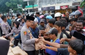 Polres Situbondo Bersama Insan Pers Berbagi Takjil Ratusan Bungkus Habis Dalam 10 Menit