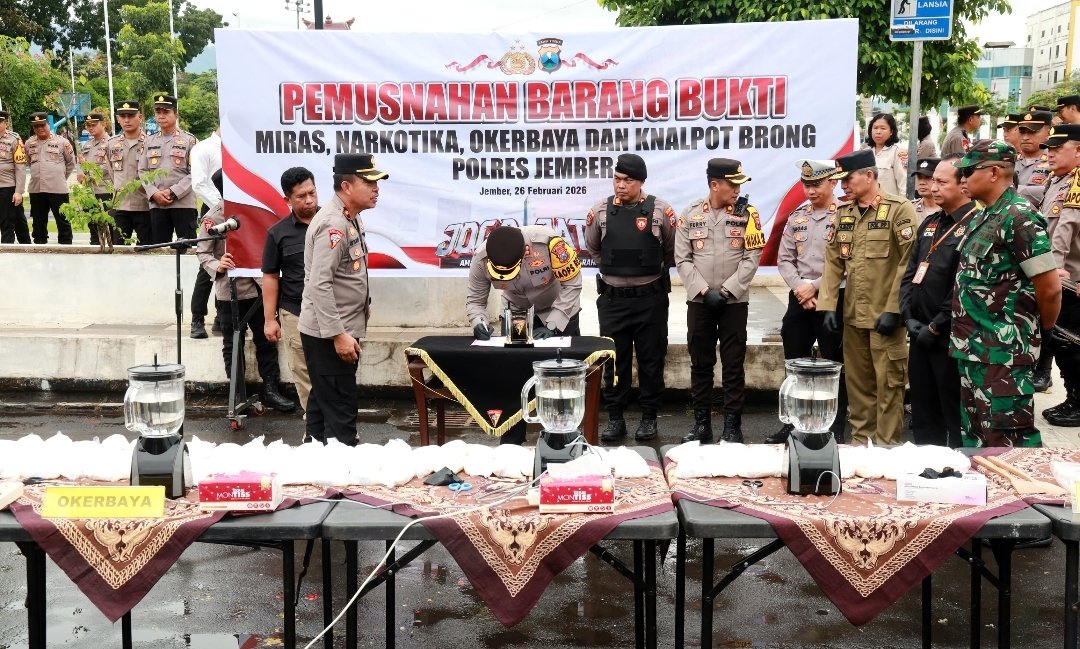 Polres Jember Musnahkan Ribuan Botol Miras Hasil Operasi Pekat di Bulan Ramadhan