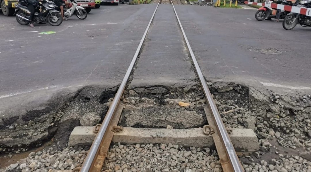 Kereta Api Indonesia Daerah Operasi 8 Surabaya Lakukan Perawatan Perlintasan Jemur Sari, Jagir, dan Margorejo 1 Kereta Api Indonesia Daerah Operasi 8 Surabaya Lakukan Perawatan Perlintasan Jemur Sari, Jagir, dan Margorejo