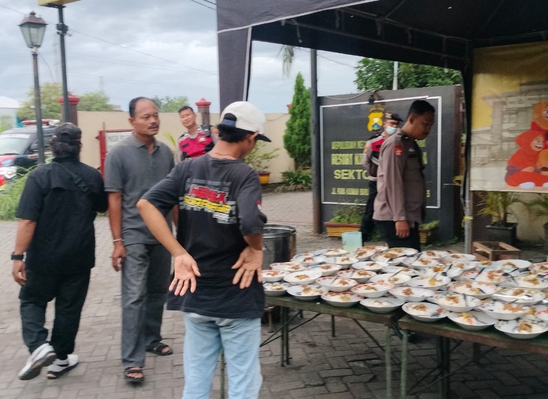 Dapur Berkah Ramadan Polsek Pakal: 600 Porsi Buka Puasa untuk Warga di Surabaya