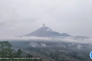 Gunung Semeru Kembali Erupsi dengan Tinggi Letusan 800 Meter