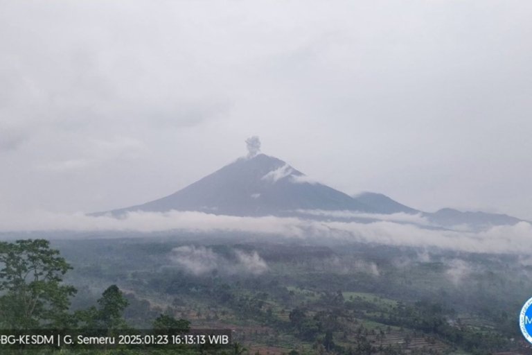 Gunung Semeru Kembali Erupsi dengan Tinggi Letusan 800 Meter