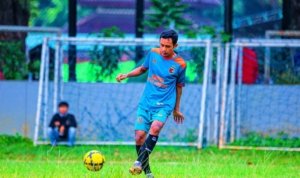 bermain-bola-di-lapangan-banteng.jpg bermain bola di lapangan banteng