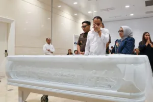 Perpisahan Terakhir, Air Mata Wali Kota Eri Mengiringi Kepergian Ketua DPRD Surabaya