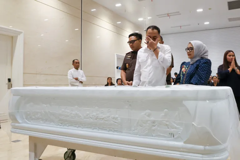 Perpisahan Terakhir, Air Mata Wali Kota Eri Mengiringi Kepergian Ketua DPRD Surabaya