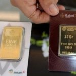 karyawan-menunjukkan-emas-antam-di-jakarta.jpg Harga Emas Antam, Surabaya