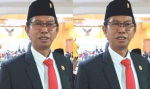 ketua dprd kota surabaya adi sutarwijono pakai songko