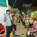 ketua dprd surabaya adi sutarwijono saat menemui warga 1