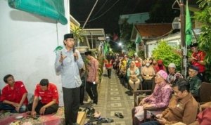 ketua dprd surabaya adi sutarwijono saat menemui warga 1