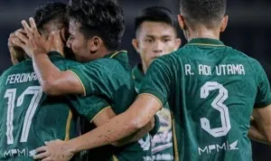 Toni Firmansyah, Lini Tengah Persebaya Persebaya Surabaya , Tambah Bek Muda