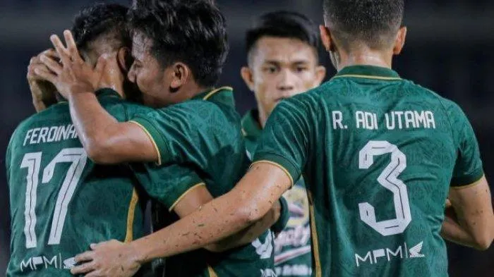 Toni Firmansyah, Lini Tengah Persebaya Persebaya Surabaya , Tambah Bek Muda