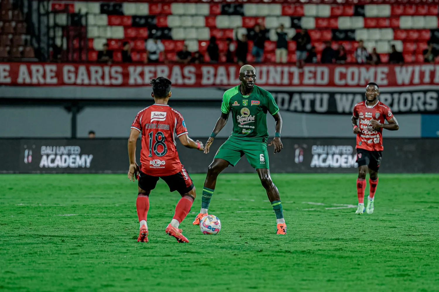 Strategi Kedua Pelatih Bali United dan Persebaya dalam BRI Super League