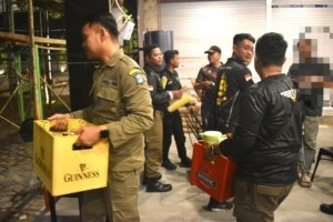 Jaga Kesucian Ramadan, Satpol PP Surabaya Temukan RHU Siasati Miras dengan Teko Plastik, Dua Restoran Ditindak