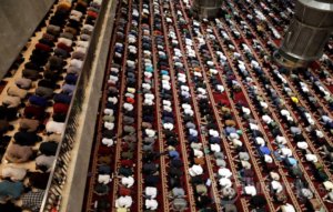Momen Khusus: Ribuan Warga Ikuti Salat Tarawih di Masjid Istiqlal