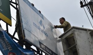 satpol pp surabaya tertibkan reklame yang tak memiliki izin 5i2u