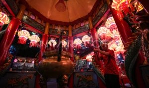 sembahyang-malam-tahun-baru-imlek-di-jakarta-1a450-dom.jpg sembahyang malam tahun baru imlek di jakarta 1a450 dom