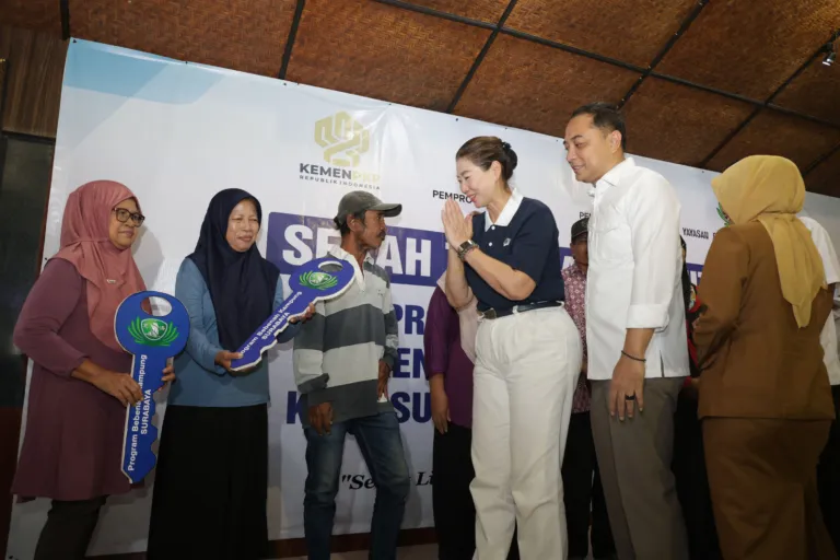 Bangun Harapan dari Rumah Eri Cahyadi Serahkan 100 Unit Rumah Merah Putih