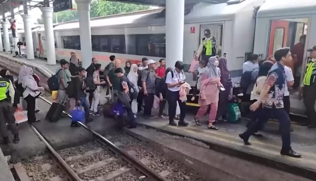 Arus Balik Lebaran 2026: Data Penumpang Kereta Api di Surabaya 1 Arus Balik Lebaran 2026: Data Penumpang Kereta Api di Surabaya