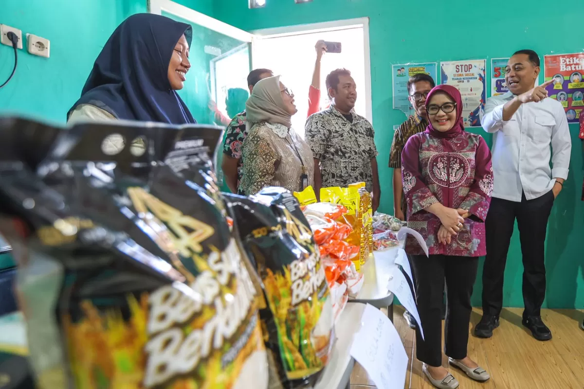 Wali Kota Surabaya Tinjau Pasar Murah untuk Pastikan Ketersediaan Bahan Pokok