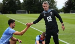 Elkan Baggott bersama pelatih Ipswich Town Kieran McKenna