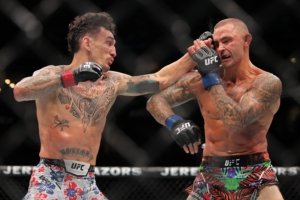 Pembuktian Kekuatan di Ring: Charles Oliveira Dominasi Max Holloway